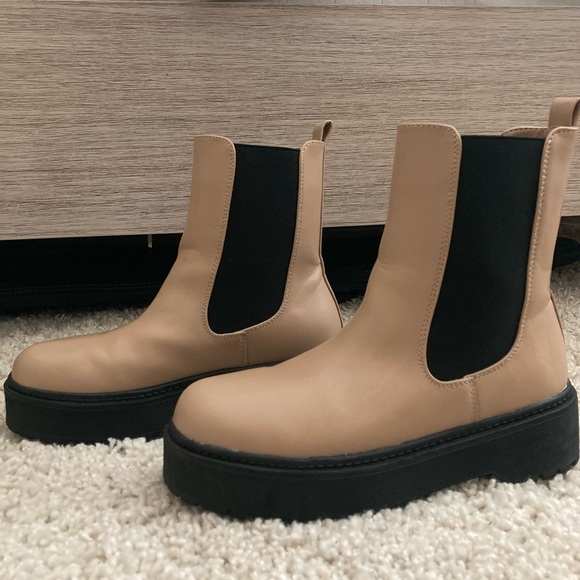 Tan/Black Chelsea Boots - Picture 4 of 9